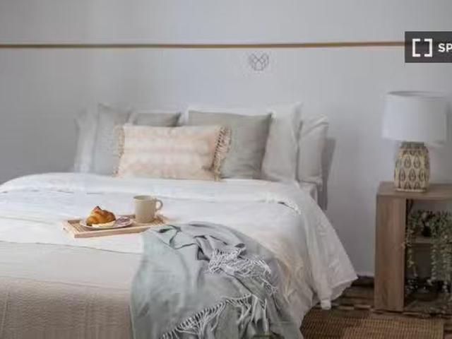 Se alquila habitación en piso de 6 habitaciones en Barcelona