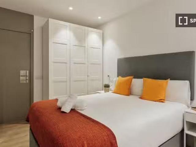 Se alquila habitación en piso de 6 habitaciones en Barcelona