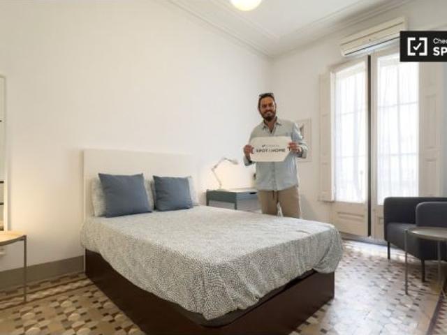 Se alquila habitación en piso de 6 habitaciones en Barcelona