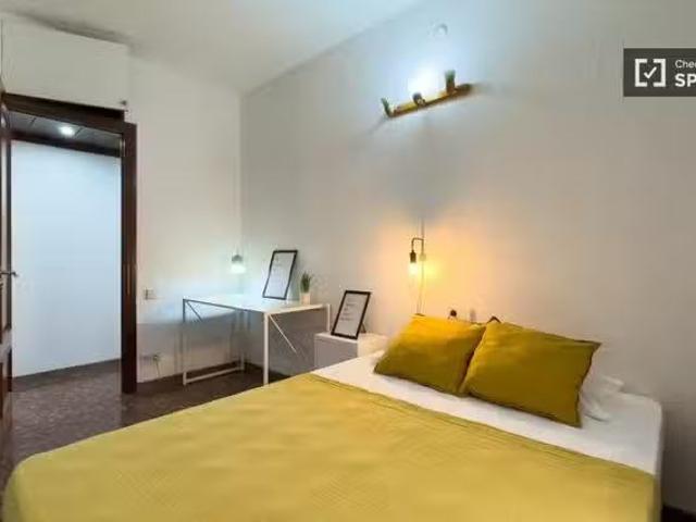 Se alquila habitación en piso de 6 habitaciones en Barcelona