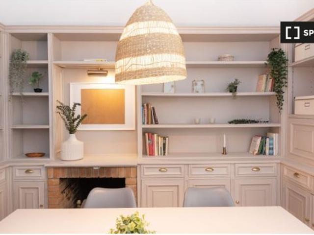 Se alquila habitación en piso de 6 habitaciones en Barcelona