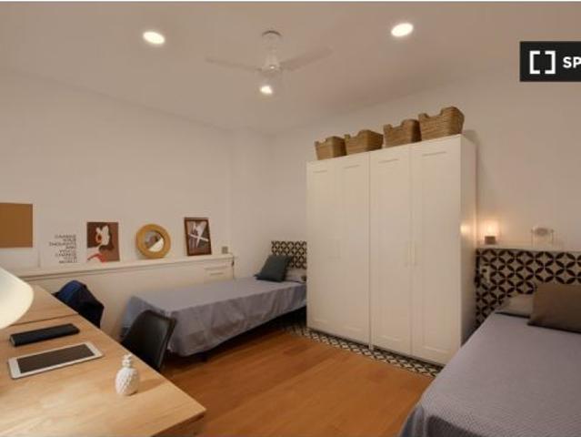 Se alquila habitación en piso de 6 habitaciones en Barcelona