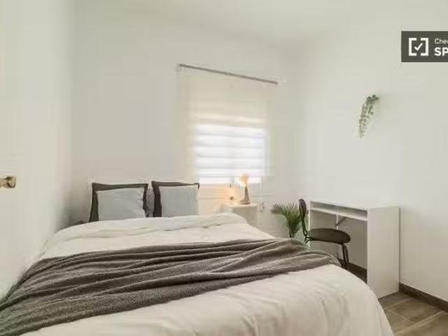 Se alquila habitación en piso de 6 habitaciones en Barcelona