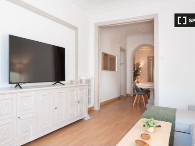 Se alquila habitación en piso de 6 habitaciones en Barcelona