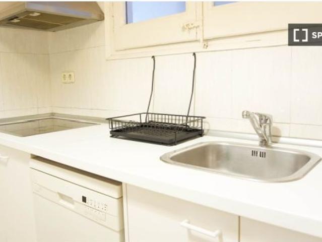 Se alquila habitación en piso de 6 habitaciones en Barcelona