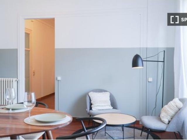 Se alquila habitación en piso de 6 habitaciones en Barcelona