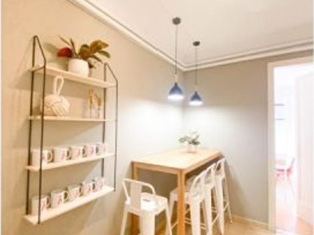 Se alquila habitación en piso de 6 habitaciones en Barcelona
