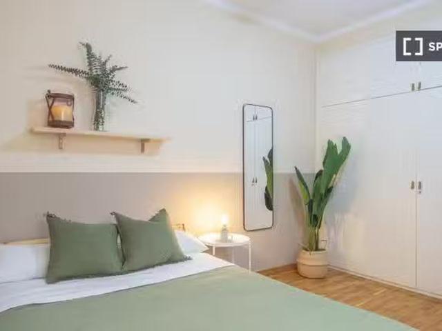 Se alquila habitación en piso de 6 habitaciones en Barcelona