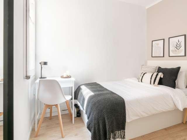 Se alquila habitación en piso de 6 habitaciones en Barcelona