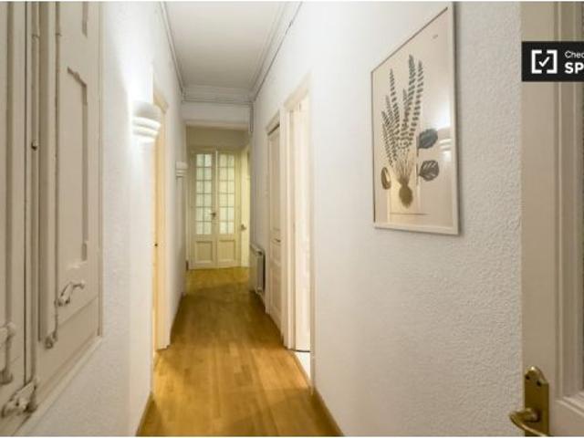 Se alquila habitación en piso de 6 habitaciones en Barcelona