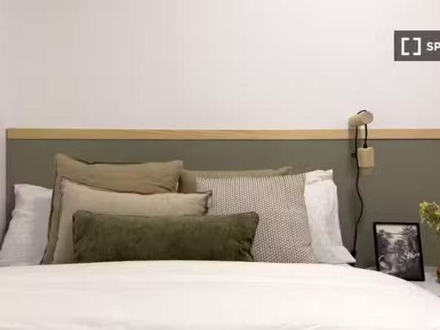 Se alquila habitación en piso de 6 habitaciones en Barcelona