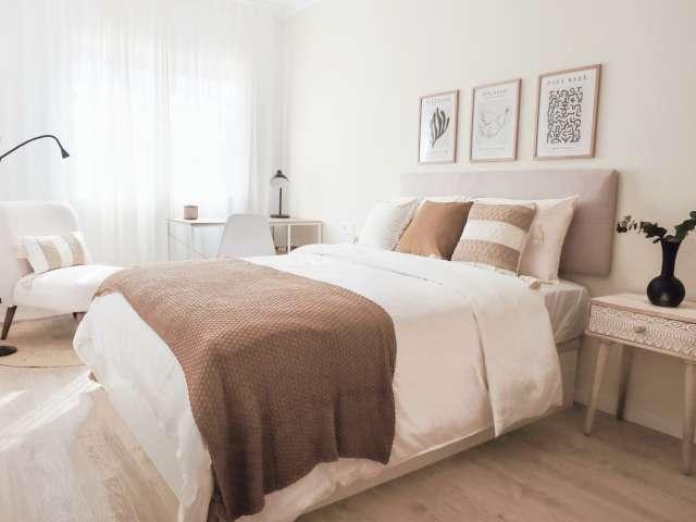 Se alquila habitación en piso de 6 habitaciones en Barcelona