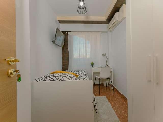 Se alquila habitación en piso de 6 habitaciones en Burjassot, Valencia