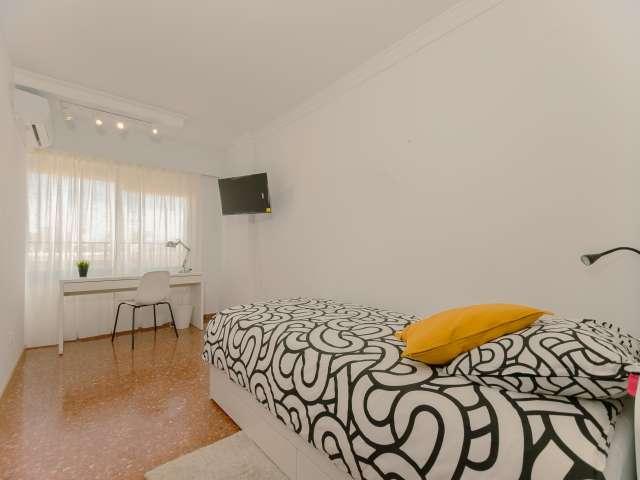 Se alquila habitación en piso de 6 habitaciones en Burjassot, Valencia