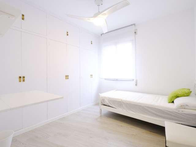 Se alquila habitación en piso de 6 habitaciones en Carabanchel, Madrid