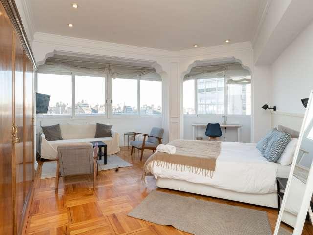 Se alquila habitación en piso de 6 habitaciones en Chamartín, Madrid