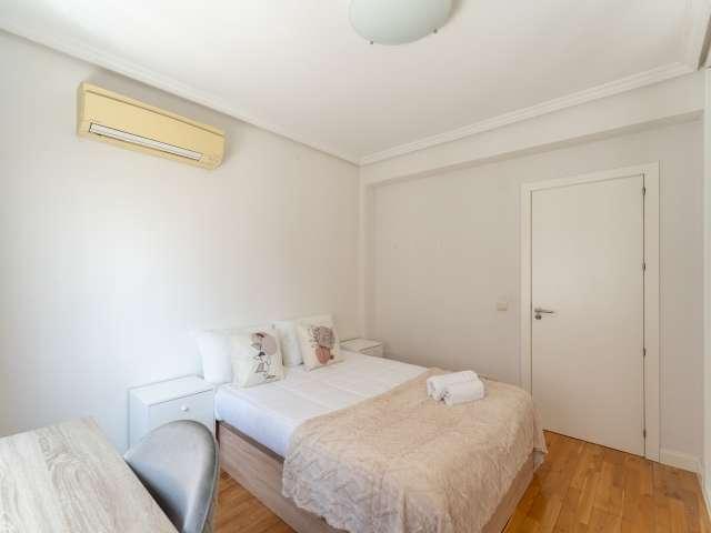 Se alquila habitación en piso de 6 habitaciones en Chamberí, Madrid