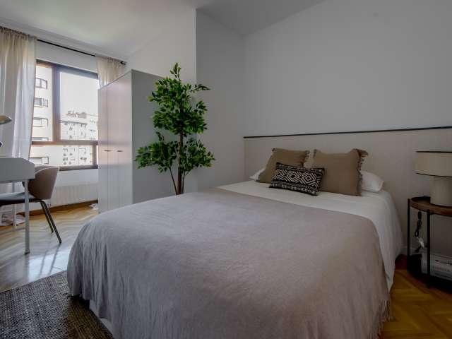 Se alquila habitación en piso de 6 habitaciones en Estrella, Madrid
