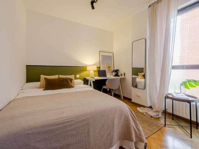 Se alquila habitación en piso de 6 habitaciones en Estrella, Madrid