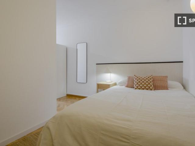 Se alquila habitación en piso de 6 habitaciones en Estrella, Madrid