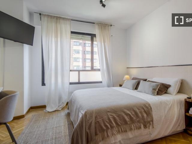 Se alquila habitación en piso de 6 habitaciones en Estrella, Madrid