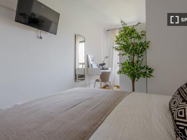 Se alquila habitación en piso de 6 habitaciones en Estrella, Madrid