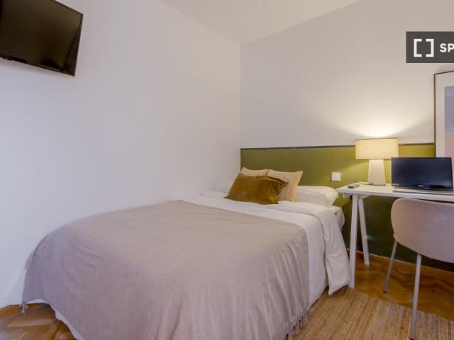 Se alquila habitación en piso de 6 habitaciones en Estrella, Madrid