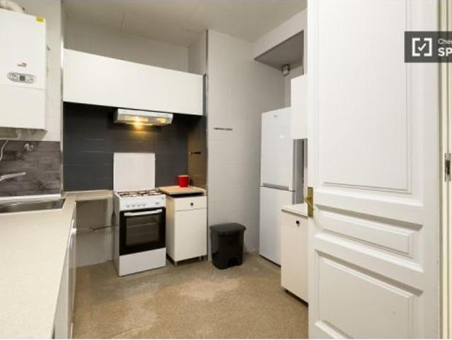 Se alquila habitación en piso de 6 habitaciones en Gràcia