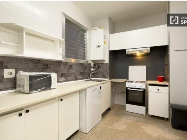 Se alquila habitación en piso de 6 habitaciones en Gràcia