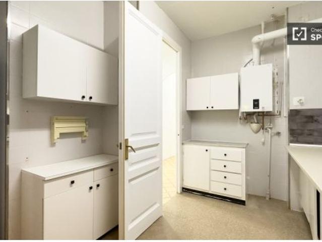 Se alquila habitación en piso de 6 habitaciones en Gràcia