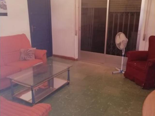 Se alquila habitación en piso de 6 habitaciones en Granada