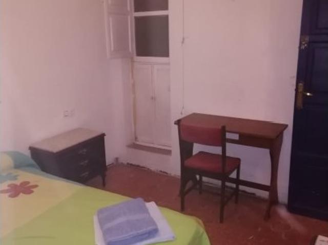 Se alquila habitación en piso de 6 habitaciones en Granada