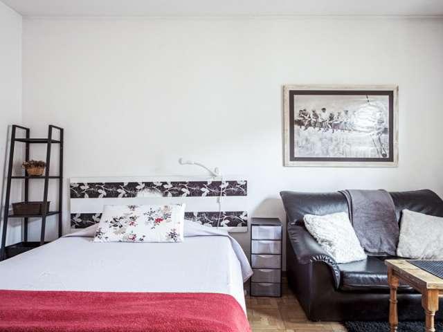 Se alquila habitación en piso de 6 habitaciones en Madrid