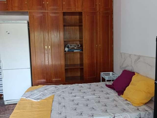 Se alquila habitación en piso de 6 habitaciones en Madrid