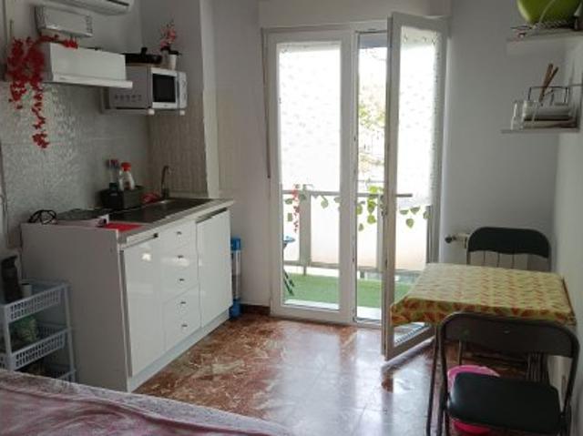 Se alquila habitación en piso de 6 habitaciones en Madrid