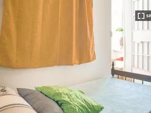 Se alquila habitación en piso de 6 habitaciones en Madrid