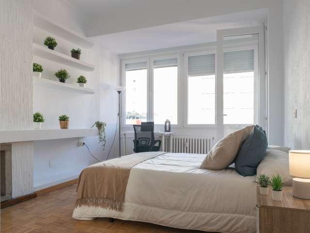 Se alquila habitación en piso de 6 habitaciones en Malasaña, Madrid