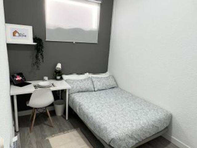 Se alquila habitación en piso de 6 habitaciones en Malasaña, Madrid