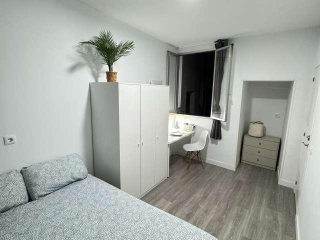 Se alquila habitación en piso de 6 habitaciones en Malasaña, Madrid