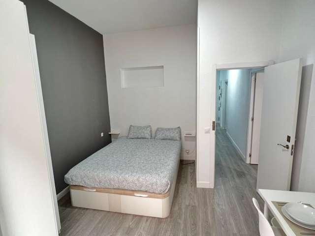 Se alquila habitación en piso de 6 habitaciones en Malasaña, Madrid