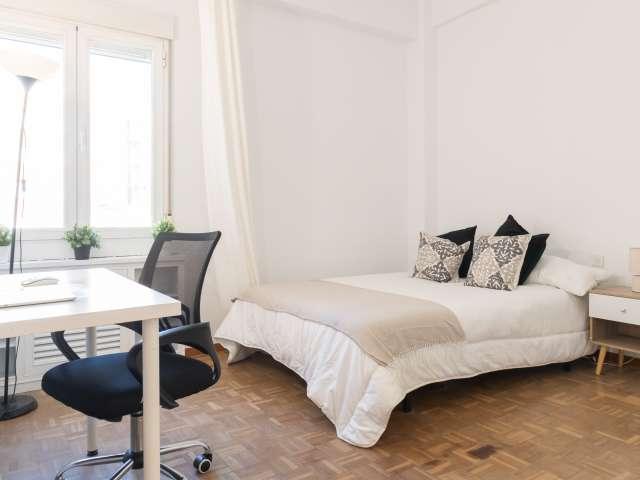 Se alquila habitación en piso de 6 habitaciones en Malasaña, Madrid