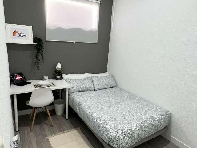 Se alquila habitación en piso de 6 habitaciones en Malasaña, Madrid