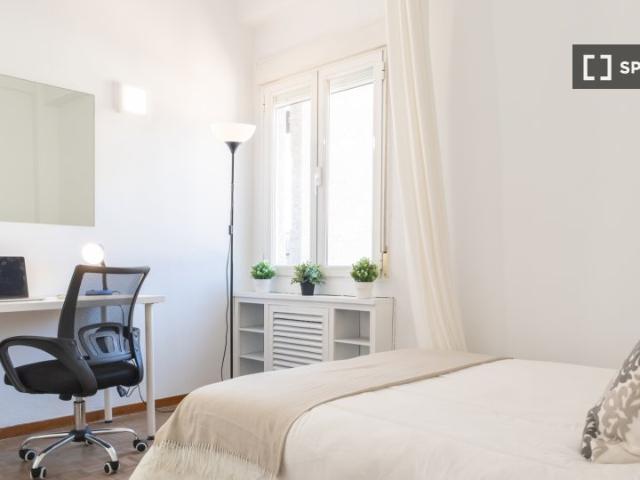 Se alquila habitación en piso de 6 habitaciones en Malasaña, Madrid