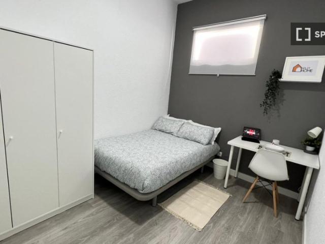 Se alquila habitación en piso de 6 habitaciones en Malasaña, Madrid