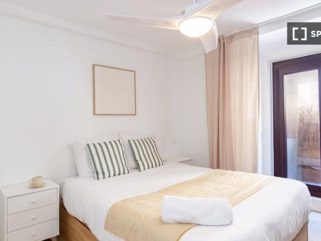 Se alquila habitación en piso de 6 habitaciones en Ópera, Madrid