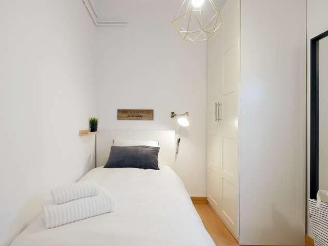 Se alquila habitación en piso de 6 habitaciones en Sarrià Sant Gervasi