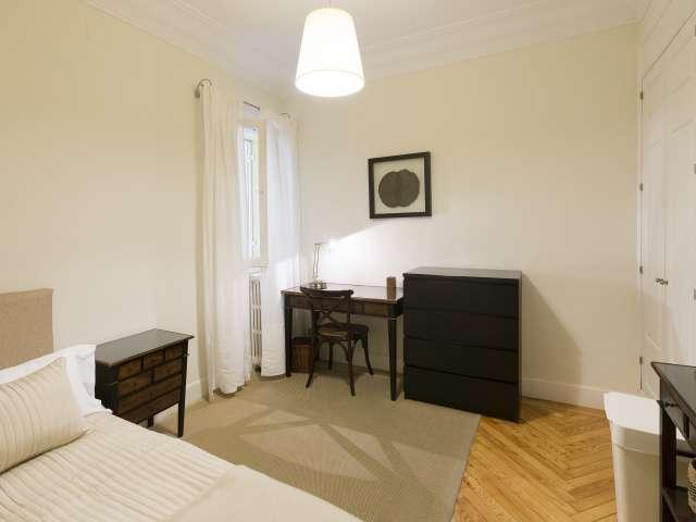 Se alquila habitación en piso de 6 habitaciones, Ríos Rosas