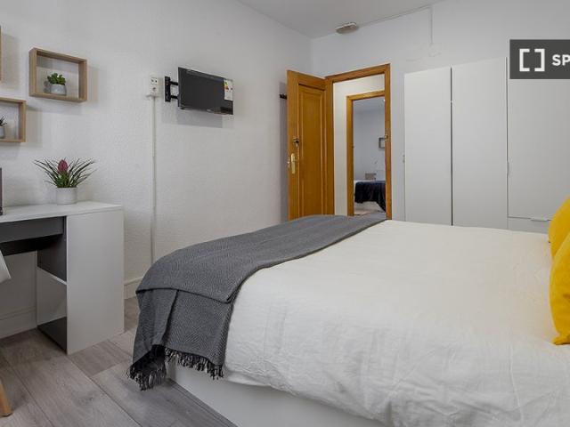Se alquila habitación en piso de 7 dormitorios en Madrid
