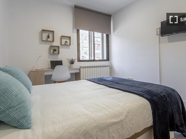 Se alquila habitación en piso de 7 dormitorios en Madrid