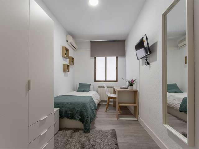 Se alquila habitación en piso de 7 dormitorios en Madrid